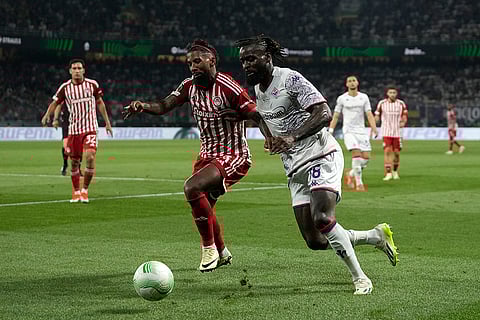 Rodinei fights for the ball with M'Bala Nzola